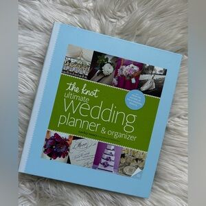 The Knot Ultimate Wedding Planner & Organizer binder
